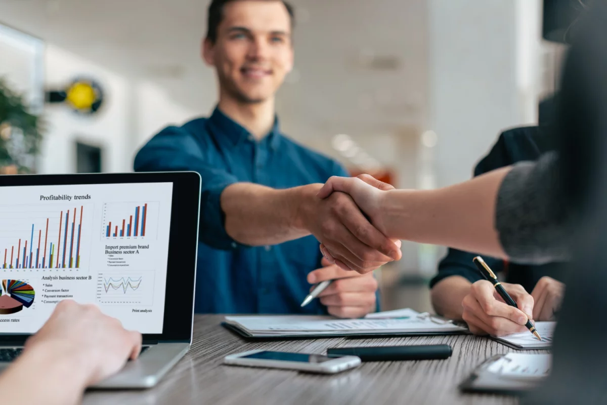 Jak działają wypożyczalnie mebli na event w Polsce?